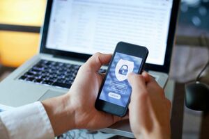 スマホを紛失したとき、考えられるリスクは2つあります（写真はイメージです）