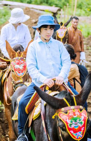 2019年8月、ご両親と一緒に夏休みを利用して初めての外国訪問となるブータンへ。王族と交流したり、日本とよく似た文化や植物景観を対比することで、日本のことをより一層理解されたという。山間で見かけたトンボやセミなどにも興味を示された。