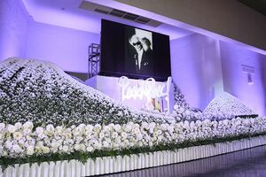 照明の変化に合わせられるようにと、バラや菊、マーガレットなど約1万5000本の花々で彩られ、まるでステージのよう　撮影／高梨俊浩