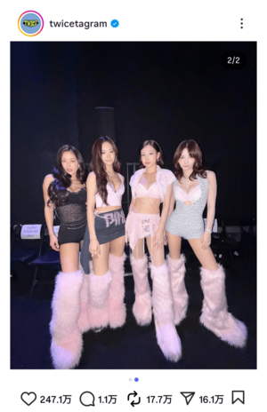 胸元が大きく開いた衣装を着るTWICEジヒョ、ナヨン、モモ、ツウィ(画像はTWICE公式インスタグラムより)
