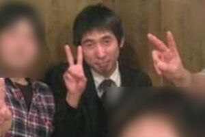 同じエリアの同僚と新年会でピースサイン（本人のSNSより、一部加工）