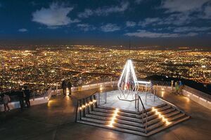 山頂展望台にある「幸せの鐘」は撮影スポットや恋愛のパワースポットとしても人気