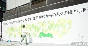 炎天下の中、真剣な眼差しで描いていくさとう氏。真っ白だった巨大なキャンパスには、徐々に女性の顔が浮かび上がっていく