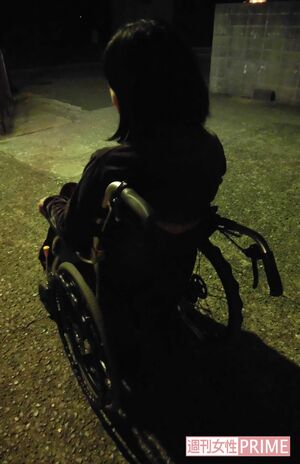 外出時に車椅子を利用する吉田さん。段差などが多く移動にもひと苦労だ