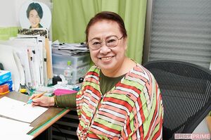 漫画家の井出智香恵さん。新連載を執筆中。片隅には大ファンである氷川きよしのうちわが見守っている 撮影:山田智絵