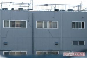 200人を収容している大型無料低額宿泊所。窓の中にコの字のように見えるのは2段ベッドらしい