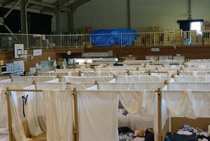 避難所は布の仕切りによってプライバシーが保てるようになっている