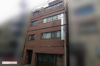 杉山容疑者らの自宅兼会社のビル