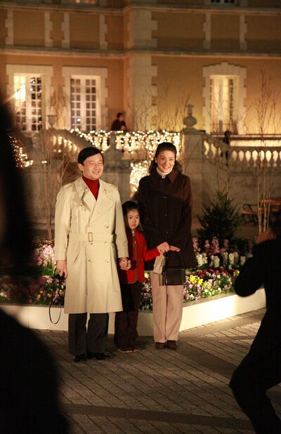 天皇ご一家が「赤」の“クリスマス”リンクコーデ 愛子さまが陛下のコートをつかまれていた18年前から深まる絆（2ページ目） | 週刊女性PRIME