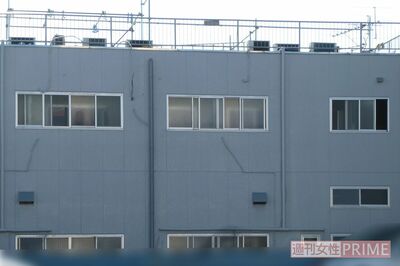 200人を収容している大型無料低額宿泊所。窓の中にコの字のように見えるのは2段ベッドらしい