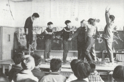 小学校の学芸会で自作のコントを（左から3番目）