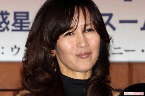 工藤静香、“鎖骨くっきり”痩せすぎ動画を投稿してファンから心配の声　首元の“花柄タトゥー”にも注目集…