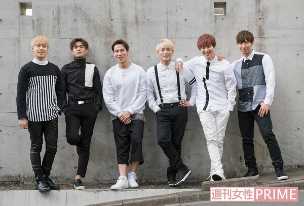 CODE-Vの6人。左からウシク（25）、テフン（19）、ナロ（30）、ソル（29）、ルイ（30）、サンウ（31）　撮影／高梨俊浩