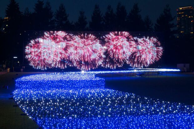 花火と清流を表現したイルミネーション。8月10日～13日は、本物の花火との競演も！／東京ミッドタウン「MIDTOWN LOVES SUMMER 2017」