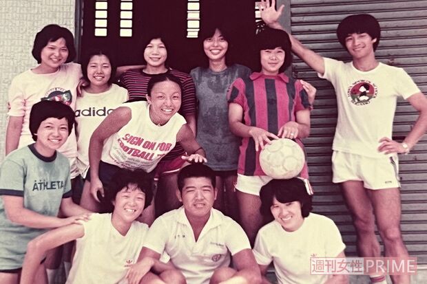 ジンナン当時の折井元監督と岡島さん（写真右後方）