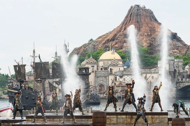 ゲストには、舞台上や海上に浮かぶ船から、大量の水が降り注ぐ。(c)Disney