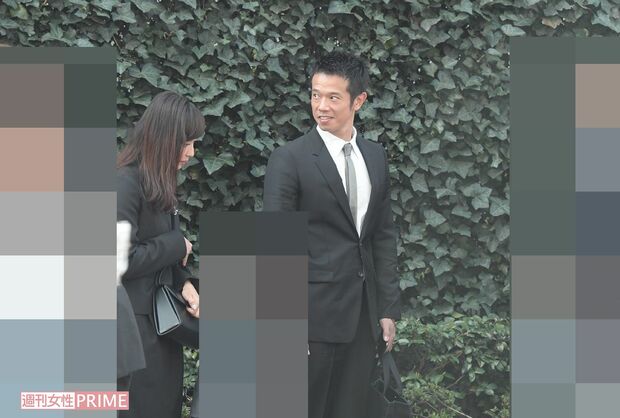 小学校の入学式に訪れた庄司と藤本