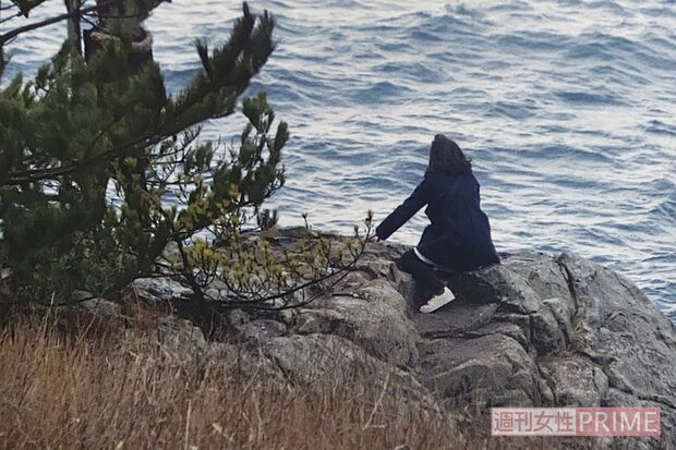 自殺を決意した人たちの姿を収めた写真集『蘇　よみがえる』を出版。保護する直前に撮影、のちに許可を得て掲載した。就活が全敗し岩場で海を見下ろす女性。