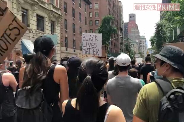 マンハッタンで行われた人種差別抗議デモ。「BLACK LIVES MATTER」の文字が掲げられている（ニューヨーク在住・田中さん提供写真）