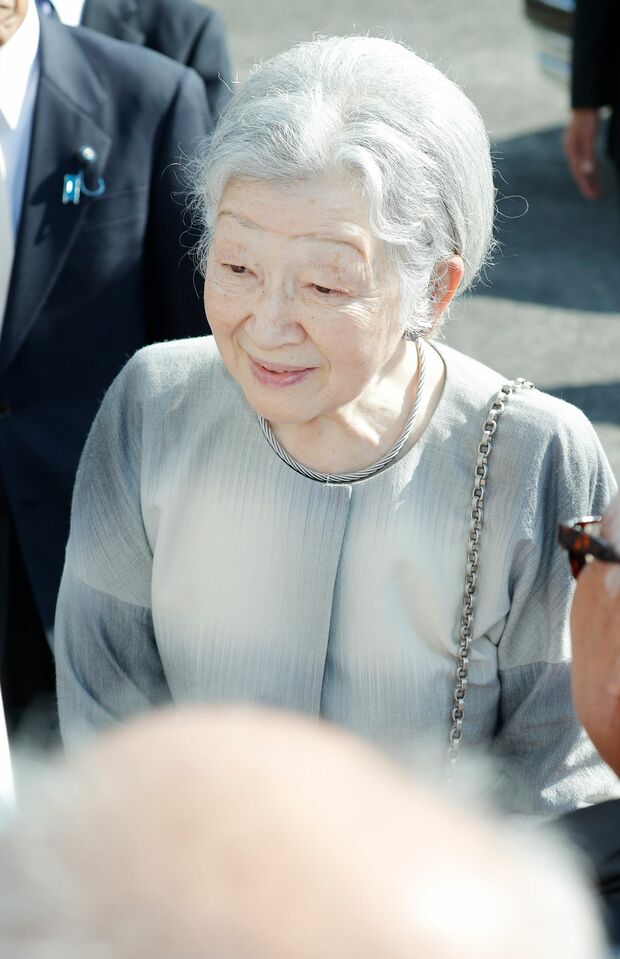 屋久島町で歓迎の横断幕を用意して待っていた島民に笑顔で対応された（11月16日）