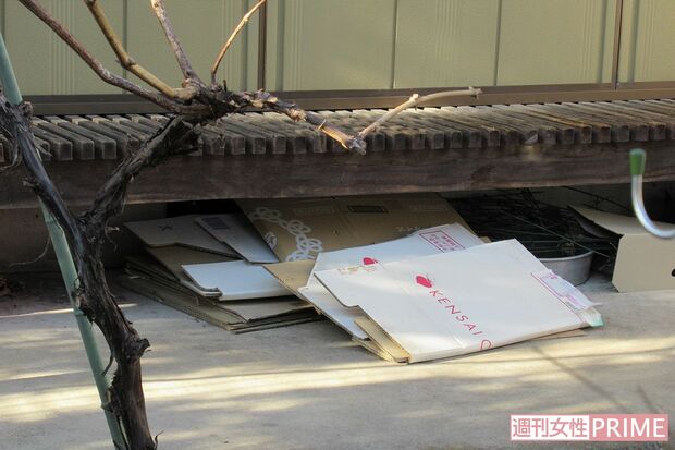 H容疑者が長く暮らした実家は生活感が失われていた。姉妹のアパートからは徒歩約5分