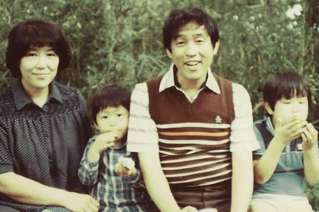 澄子さんと長男（右）、次男との家族写真