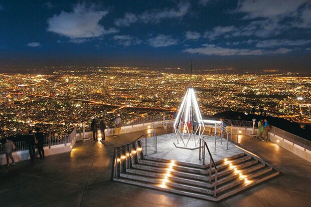 山頂展望台にある「幸せの鐘」は撮影スポットや恋愛のパワースポットとしても人気