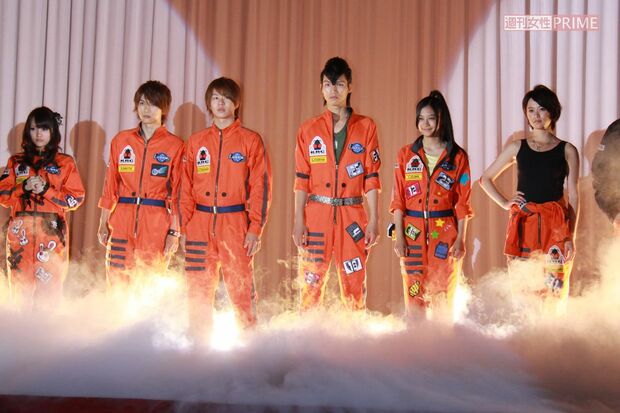 2012 年『仮面ライダーフォーゼ』映画版の製作発表に登壇した右から坂田梨香子、清水富美加(当時)、福士蒼汰、高橋龍輝、吉沢亮、志保
