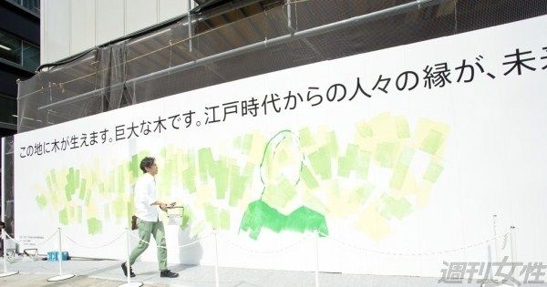 炎天下の中、真剣な眼差しで描いていくさとう氏。真っ白だった巨大なキャンパスには、徐々に女性の顔が浮かび上がっていく