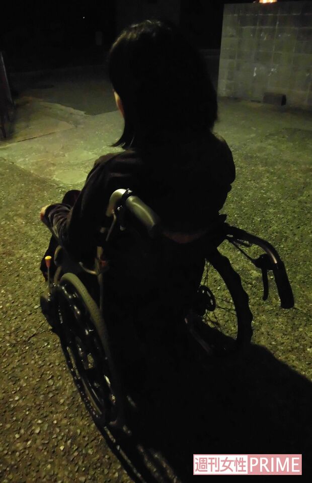 外出時に車椅子を利用する吉田さん。段差などが多く移動にもひと苦労だ