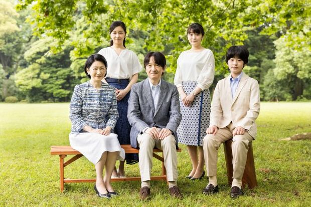2021年の秋篠宮ご一家。仲がよろしいようにも見えるが……(宮内庁提供写真)