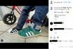 息子と色違いのスニーカーを履く姿を披露した有村昆（本人のインスタグラムより）