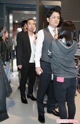 【2】本番5分前にスタジオ入り。マイクをつけて、すぐに生放送へ。多くのステージを経験しているだけあり、舞台度胸のクセがすごいっ！　撮影／齋藤周造