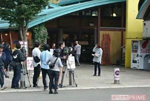 母・とも子さんがキャンプ場近くの道の駅で情報提供を呼びかけるチラシ配りをしている様子