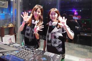 『シェイプUPガールズ』時代の仲間・梶原真弓とタッグを組み、毎週金曜日と土曜日の夜、鴨川のディスコ『FOOMYS』でフロアを盛り上げている中島史恵（本人提供）