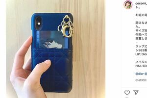 自身のインスタでスマホケースを披露したCocomi。チラリと映るのは『鬼滅の刃』のキャラクター