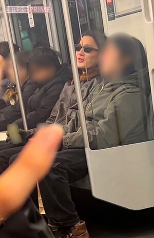 平日の夜にビールを片手に電車に乗る野村周平。酔っているのか、ご機嫌な様子だった