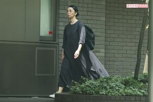 普段はラフな服装で“ひとりランチ”に出かける有森