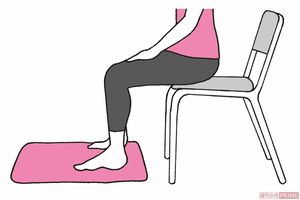 ①椅子に浅く座り、敷いたタオルを、両足または片足で踏む。足先は真っすぐ前に向け、足首が底屈しないよう、ひざの角度、足首の角度とも90度にする。