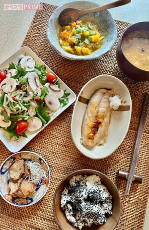 「以前の私からは想像もつかないけど、やはり人間の身体は食べたものでつくられるから日々のお食事は大事だな〜と、いまさら……」　撮影／紫吹淳