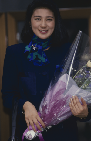 独身時代、外務省へのご通勤ファッションにも注目が集まった（'93年2月）