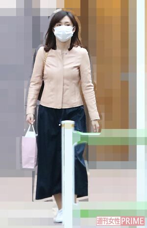 二宮の自宅を出入りする伊藤綾子