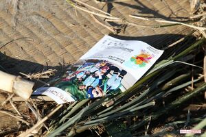 若い夫婦と2人の子どもが笑顔で写った年賀状の送り主は静岡県、あて先は小高町だった（福島県相馬市、2011年3月12日）