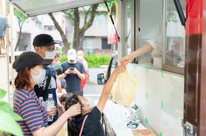 非対面式にし、弁当の配布などを行うこども食堂（むすびえ提供）