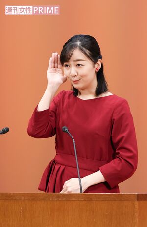 『聞く』の手話。耳を澄ませイメージで、右手で右耳の後ろをおおう。（『全国高校生手話パフォーマンス甲子園』で手話を披露された佳子さま）