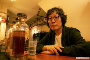 燃え殻さん「今回の連載は、小説みたいに読めるエッセイを目指していて、こういうバラード感がある文章は自分の中で初めての挑戦です」と意気込みを語る。　取材協力／出窓BayWindow