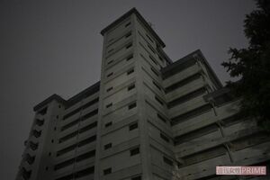 『出る』との噂がある元国家公務員宿舎。現在は立ち入りは禁止されている。暗闇にたたずむ巨大な廃墟はその威圧感も大きかった