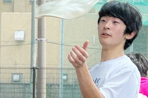 筑波大学附属高校の文化祭で、ご学友とピザ生地のようなものをくるくると回す悠仁さま（来場者提供）