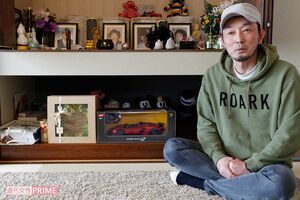 家族の祭壇を前に話す上野さん。娘が好きだった花火大会を毎年主催しているが、いまだに上野さんは花火を見上げることができない