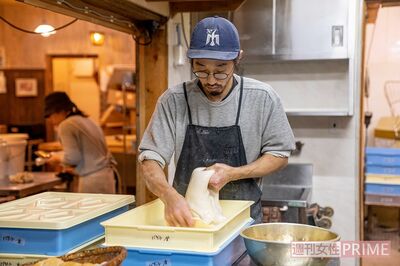 「天然酵母は発酵の温度調整が難しい」と境さん　撮影／伊藤和幸